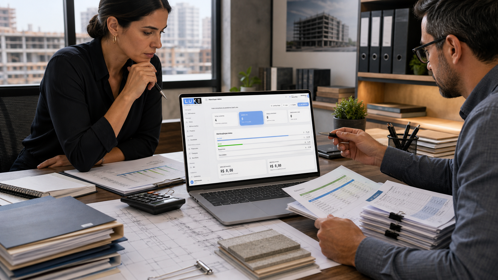 Equipe financeira analisando compras e orçamento de obra